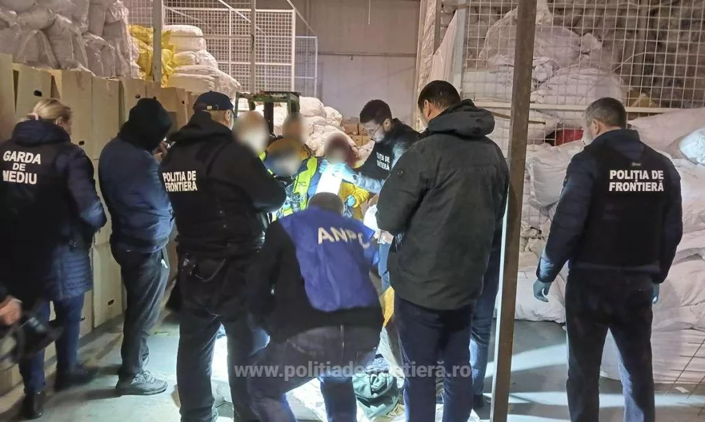 (VIDEO) 180 tone de deșeuri din haine second-hand, descoperite după două percheziții