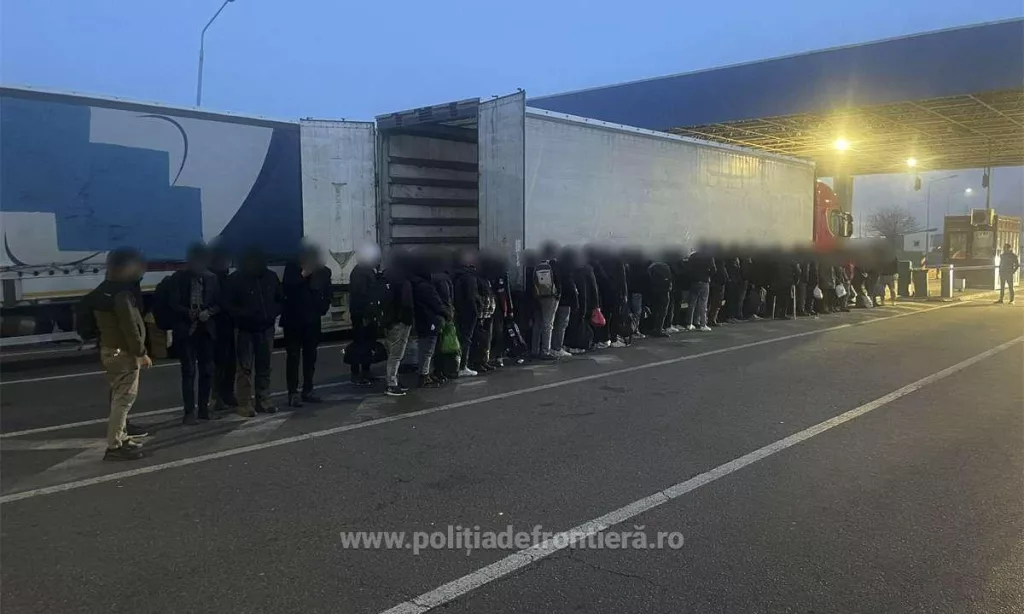 (VIDEO) 74 de migranţi, depistați ascunşi în tiruri