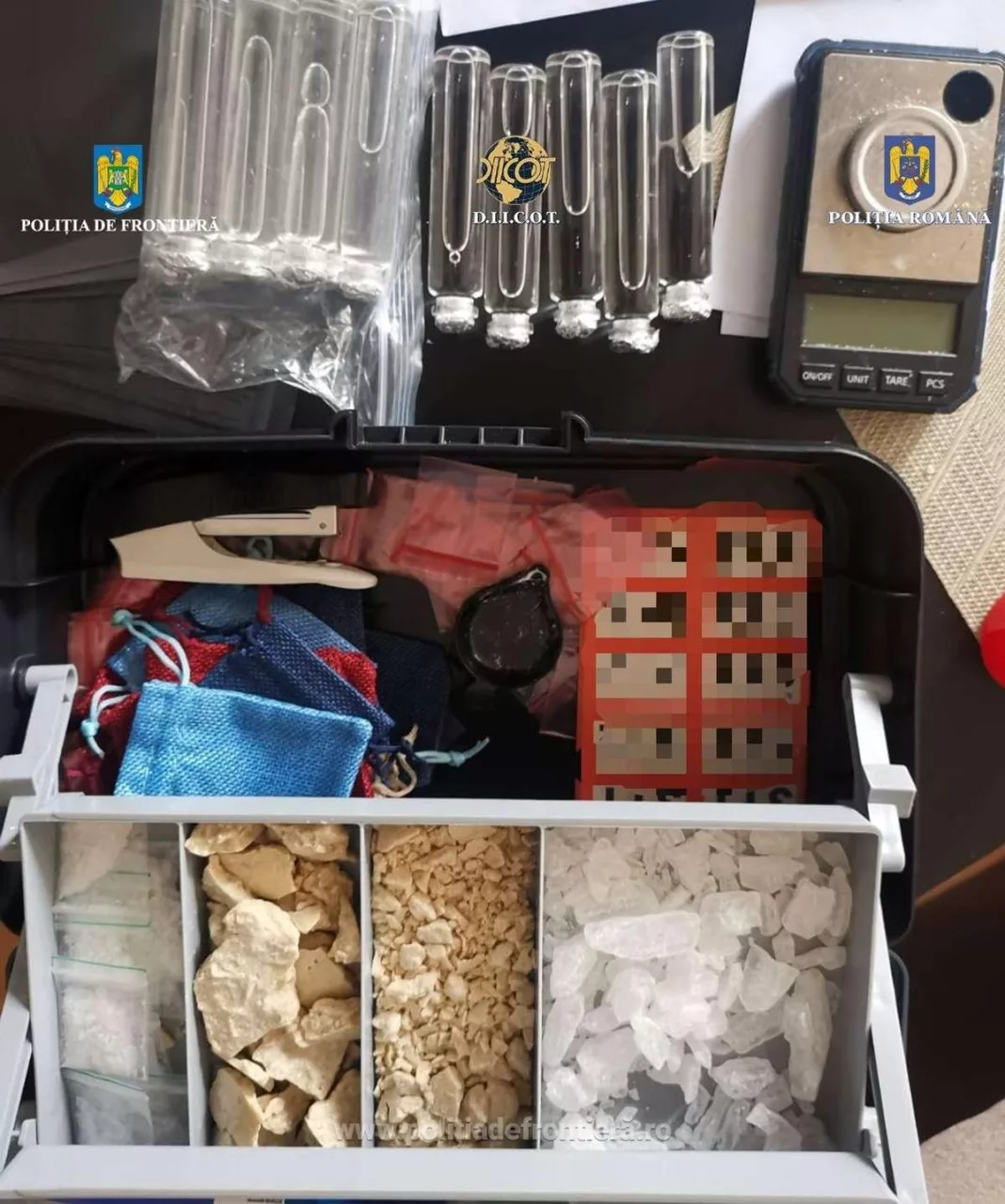 Un cetăţean  român, de 40 de ani. a încercat să treacă prin vamă cu 200 grame, presupuse a fi metamfetamină și mefedronă