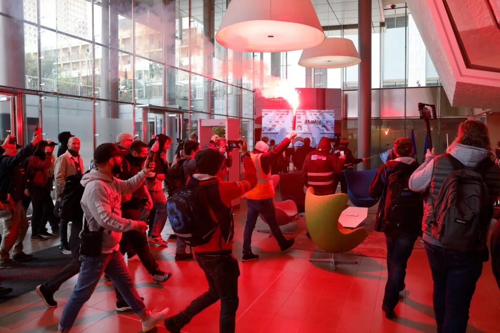 (VIDEO) Protestatarii au luat cu asalt clădirea Paris Euronext, din cauza legii pensiilor