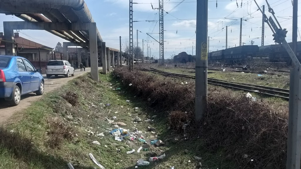 Canalul CFR-ului din Bariera Vâlcii, transformat în groapă de gunoi
