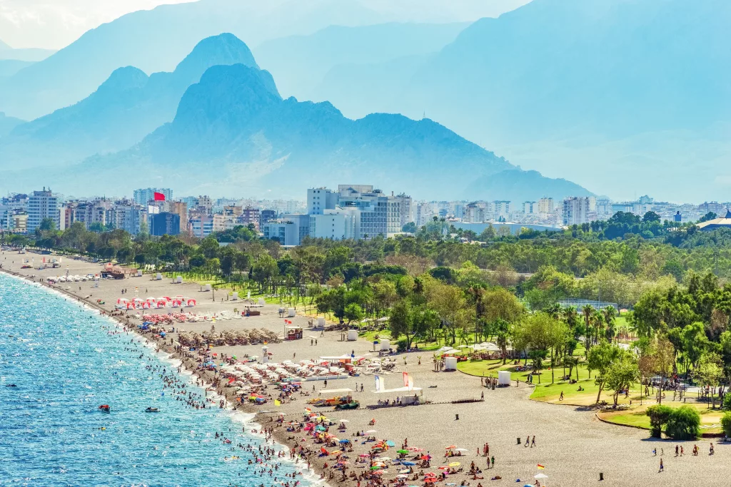 Vacanțele în Antalya, mai scumpe. Numărul turiștilor, tot mare