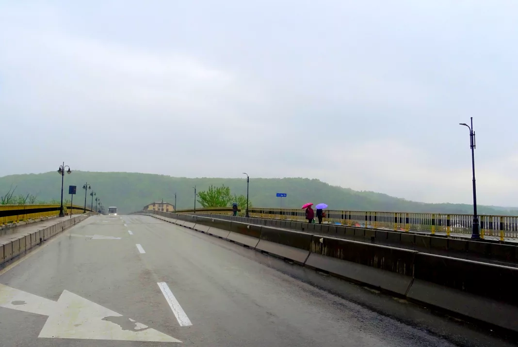 Se schimbă lămpile pe podul Goranu din Râmnicu Vâlcea