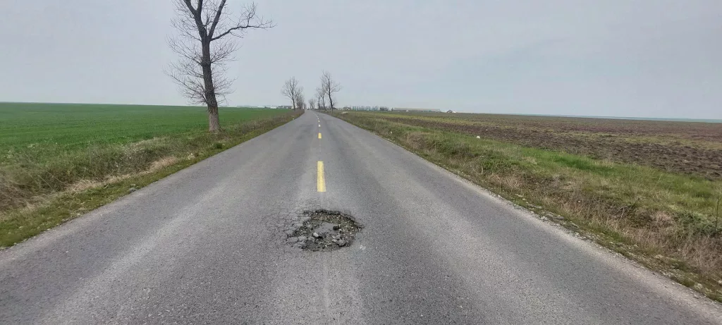 Atenţie, şoferi! Crater de toată „frumuseţea“ pe drumul Craiova – Cetate