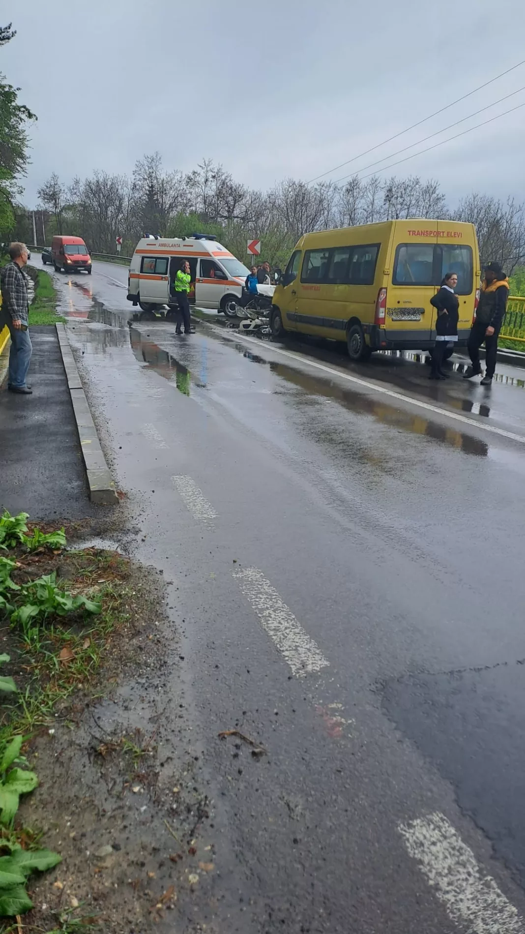 Trei copii au fost răniţi după ce microbuzul şcolar s-a ciocnit cu un autoturism, pe DN 10, în apropierea localităţii buzoiene Măgura