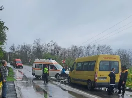 Trei copii au fost răniţi după ce microbuzul şcolar s-a ciocnit cu un autoturism, pe DN 10, în apropierea localităţii buzoiene Măgura