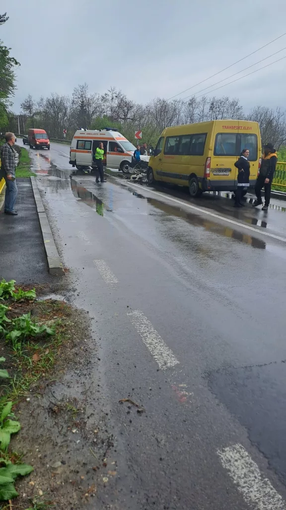 Copii răniţi după ce un microbuz şcolar s-a ciocnit cu un autoturism