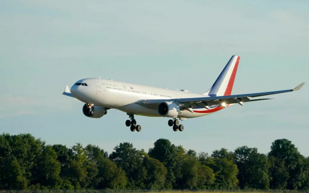 Emmanuel Macron a făcut o escală tehnică în România