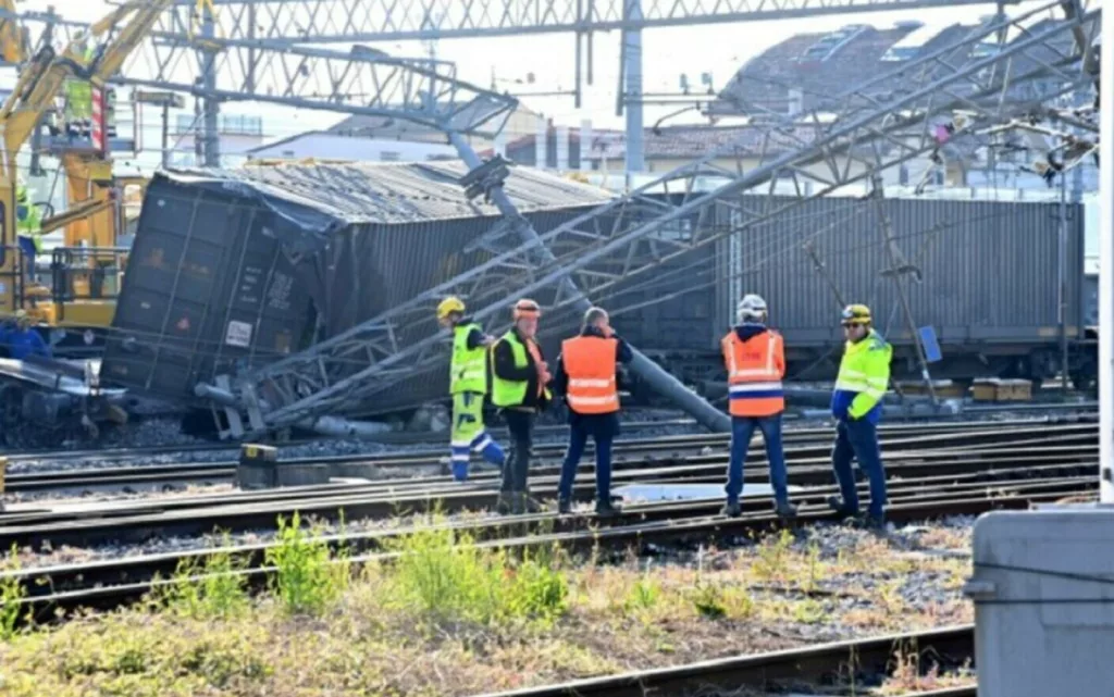 Haos pe linii feroviare din Italia după ce un marfar a deraiat