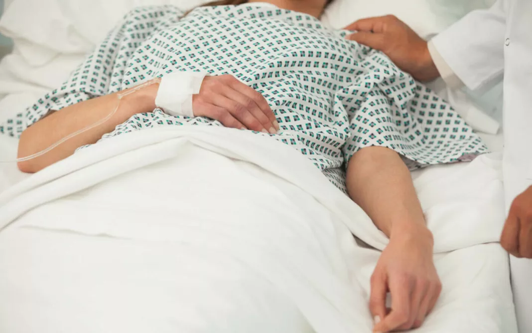 O tânără cu un chist ovarian de aproape 100 de kilograme, operată cu succes O tânără cu un chist ovarian de aproape 100 de kilograme, operată cu succes