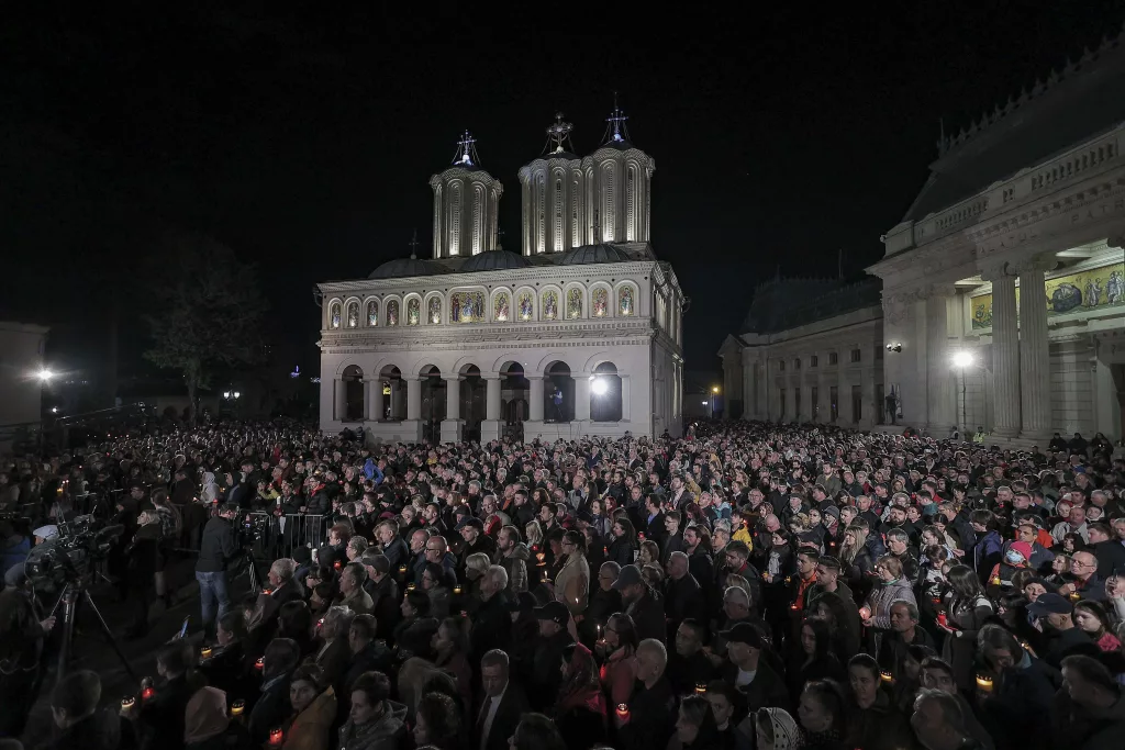 Învierea Domnului, sărbătorită de mii de credincioși 