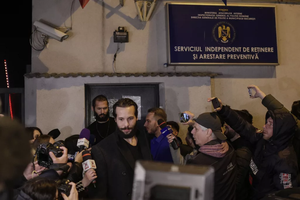 Fraţii Tate au fost plasaţi în arest la domiciliu 
