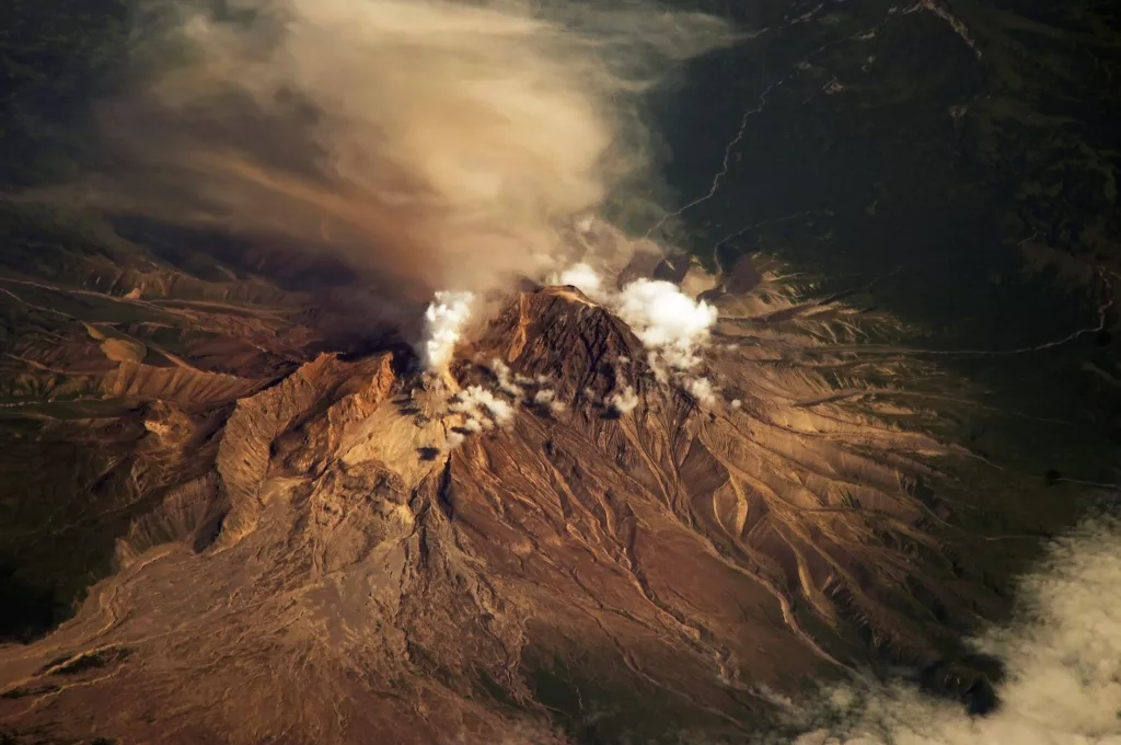 Rusia: După erupția vulcanului Șiveluci, cutremur de 5,8