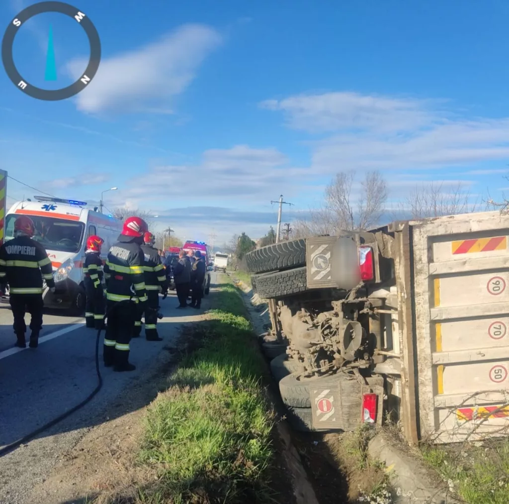 Un autocamion s-a răsturnat pe centura ocolitoare a municipiului Drobeta Turnu-Severin