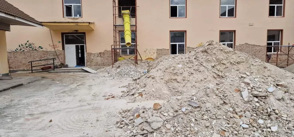 Au început lucrările de reabilitare la Liceul din Tismana, afectat de seisme