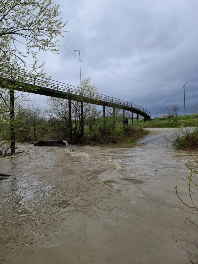 (VIDEO) Vâlcea: Autoturism blocat în pârâul Pesceana