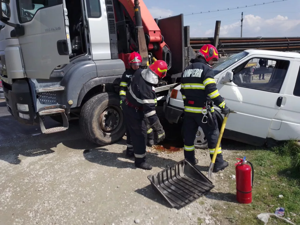 (VIDEO) Coliziune între un autotren şi o dubă în Vâlcea
