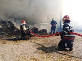 Incendiu violent la un depozit furaje din Mihăeşti