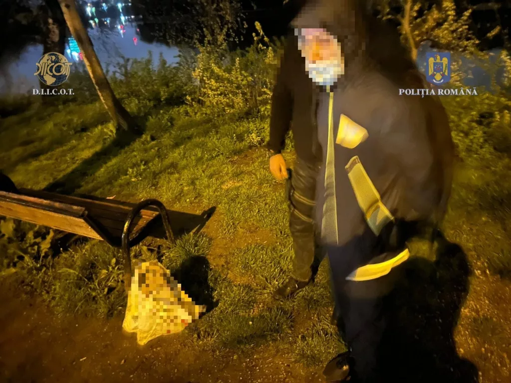 3 persoane, prinse în flagrant în timp ce furau din cutii de tip easy box
