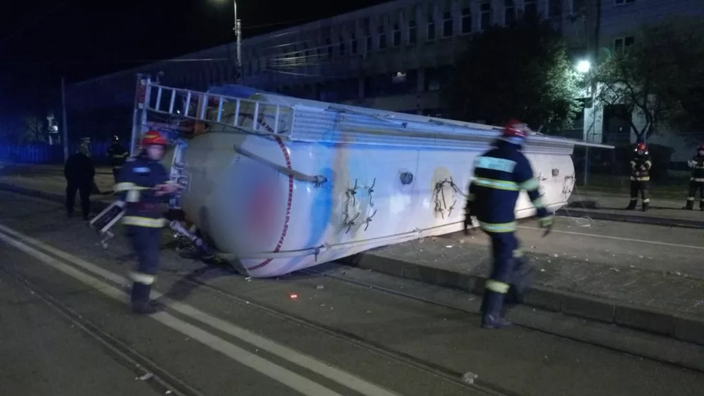 Craiova: Un tir s-a răsturnat în zona Reloc