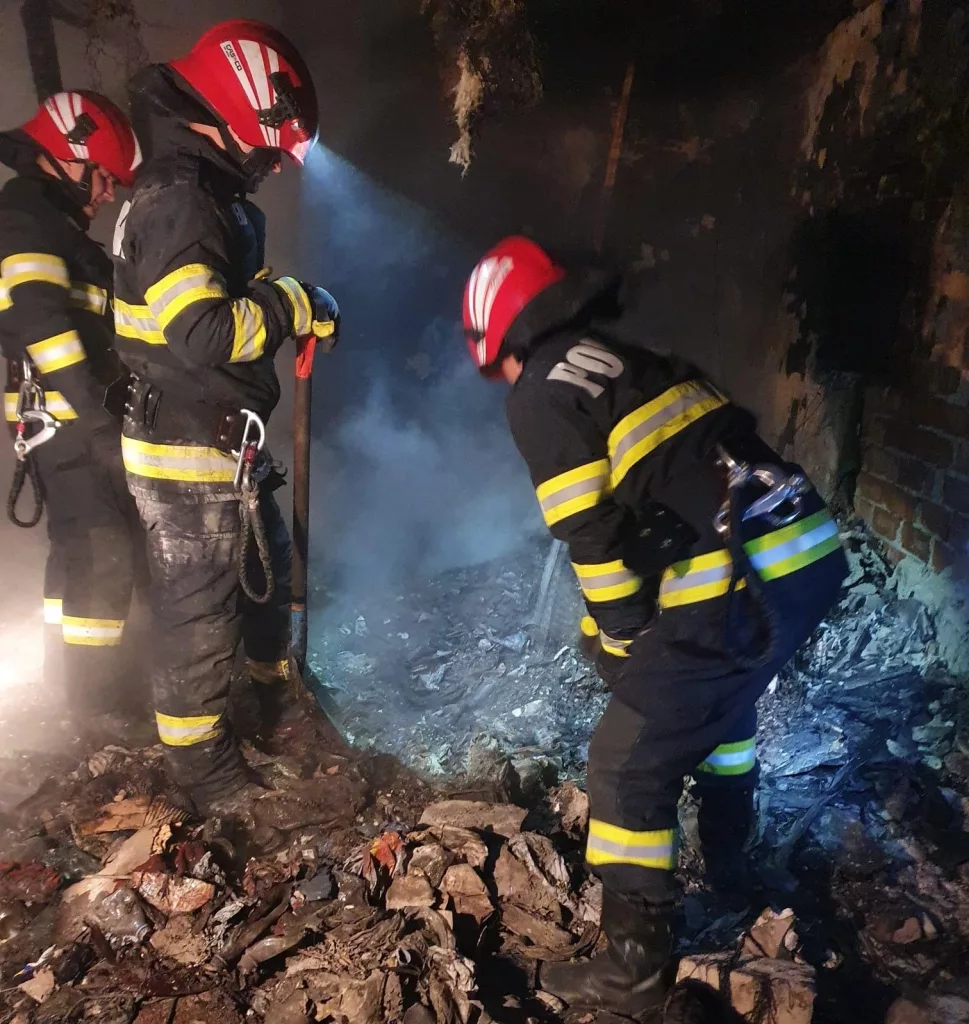 (VIDEO) Incendiu într-o clădire dezafectată din Slatina