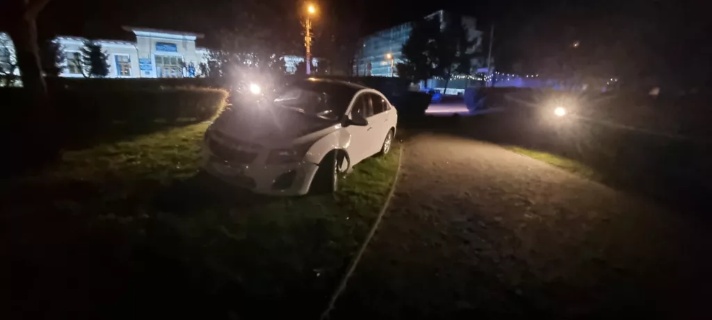 Un tânăr a intrat cu mașina în Parcul Coloanei Fără Sfârșit