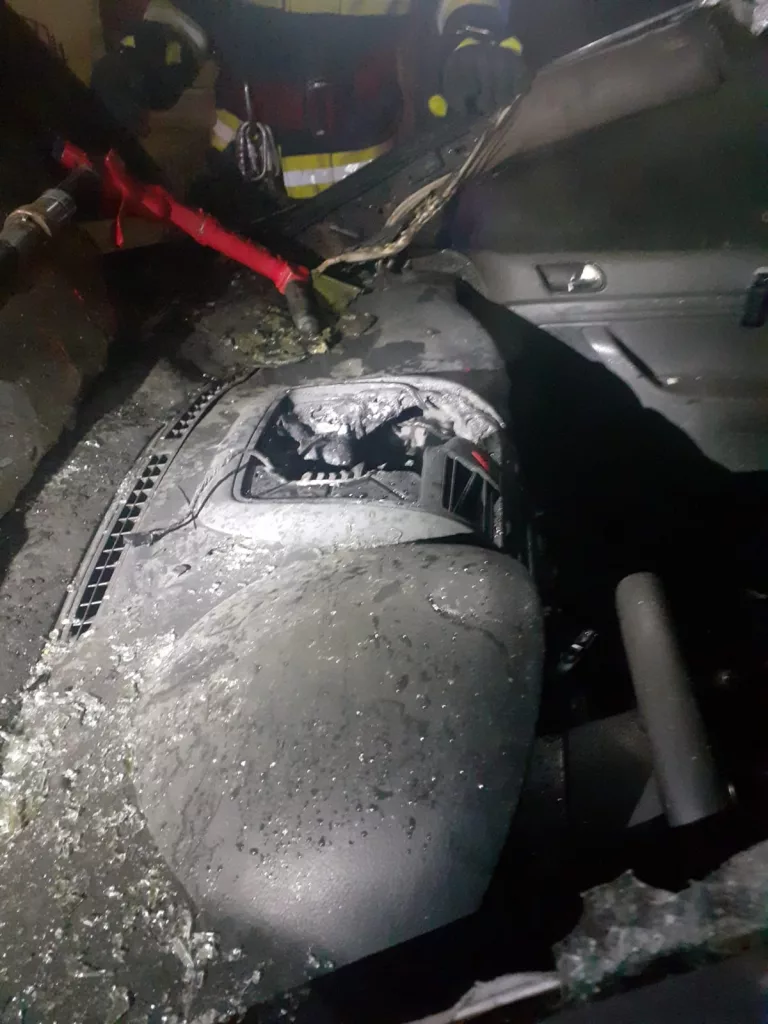 (VIDEO) Autoturism cuprins de flăcări în Râmnicu Vâlcea