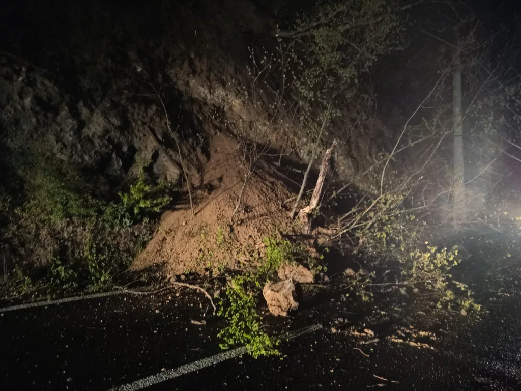 Vâlcea: Căderi de pietre pe DN 7 CC
