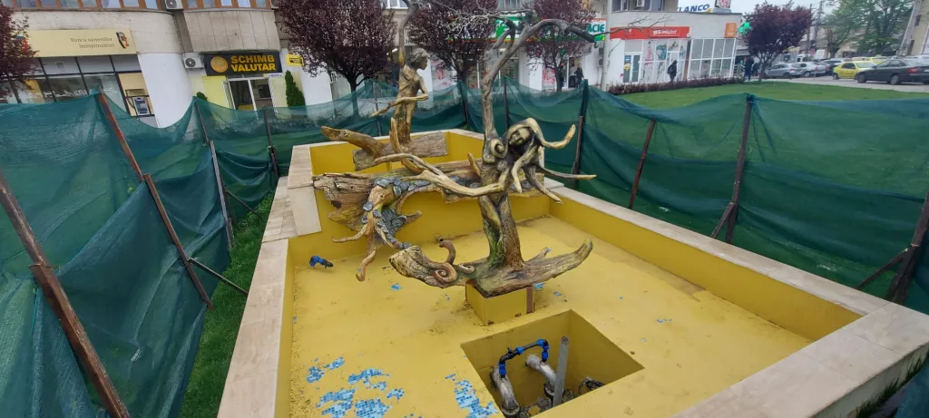 Şi minciuna e tot vorbă! Fântâna de la piaţă încă nu e gata, primăria dă vina pe ploaie