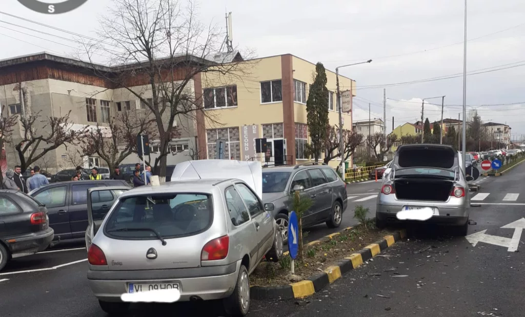 Vâlcea: Coliziune între trei autoturisme în Berbești