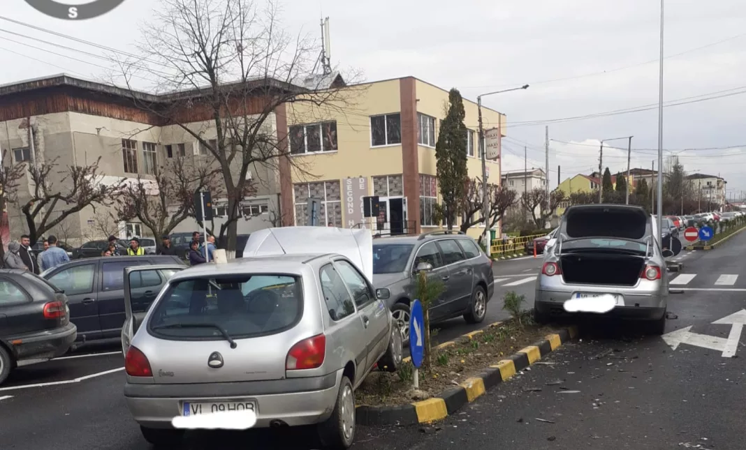Coliziune între trei autoturisme în Berbești
