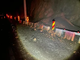 Traficul pe centura oraşului Călimăneşti a fost închisă din cauza căderilor de pietre