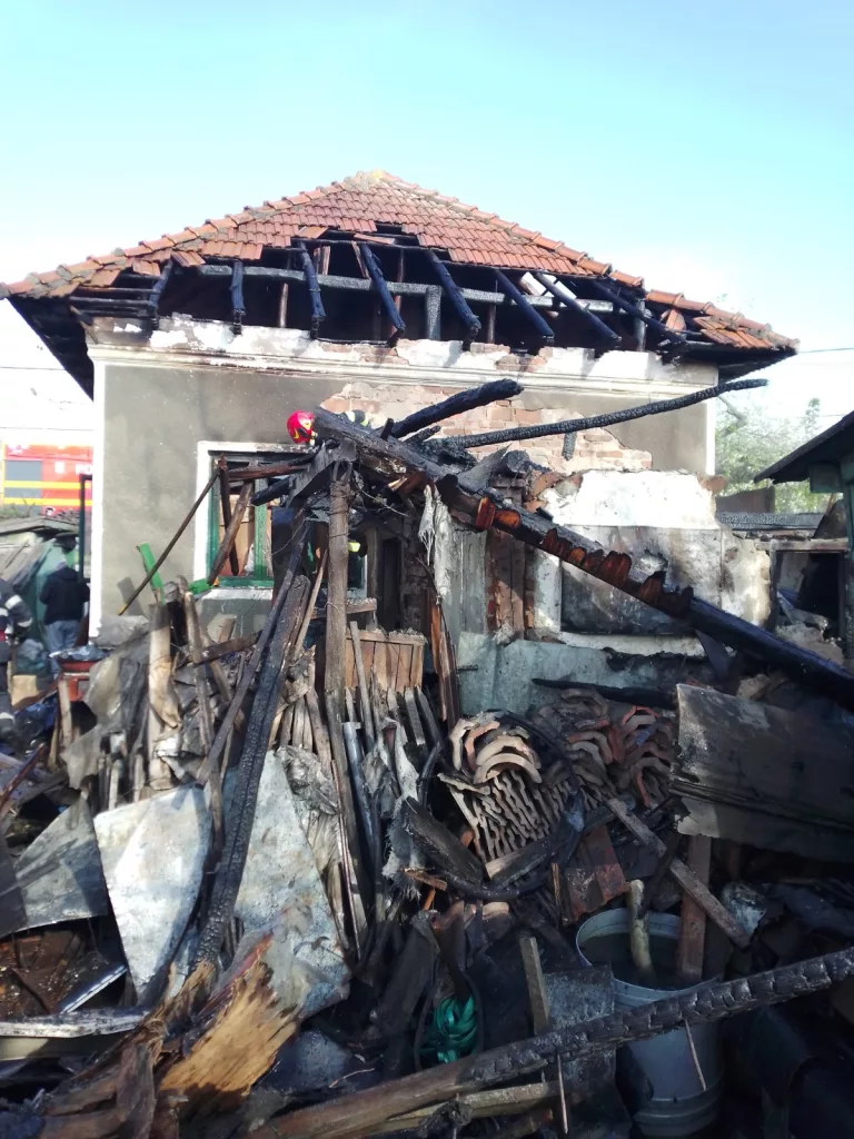 Incendiu la o locuinţă din Râmnicu Vâlcea