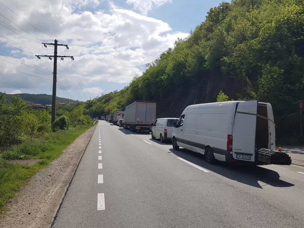 (VIDEO) Mehedinți: Cozi de kilometri în zona Viaductului Vodița. Coliziune între trei mașini