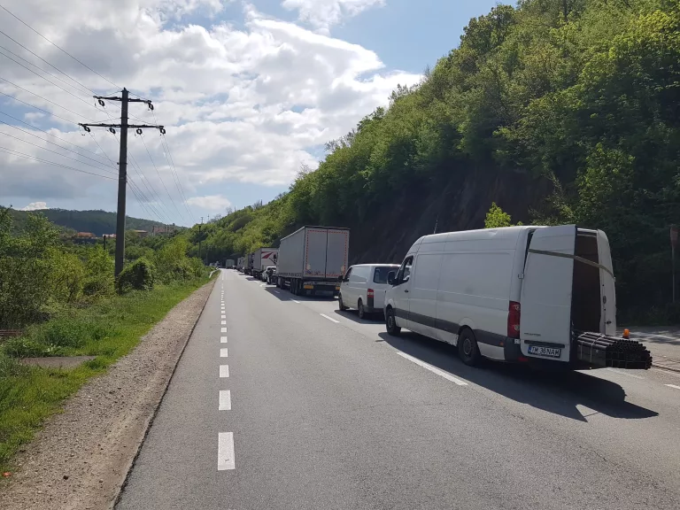 Cozi de kilometri în zona Viaductului Vodița din Mehedinți