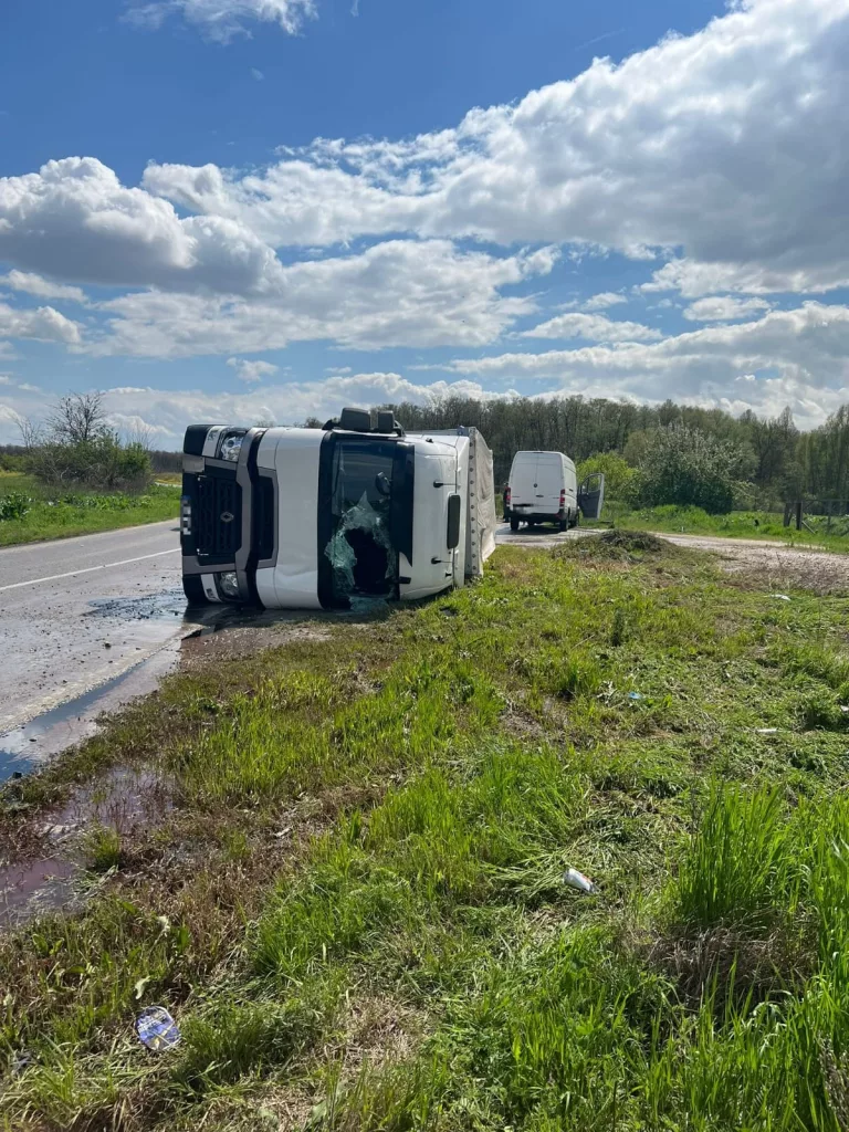 Un TIR înmatriculat în Bulgaria s-a răsturnat la Bratovoești