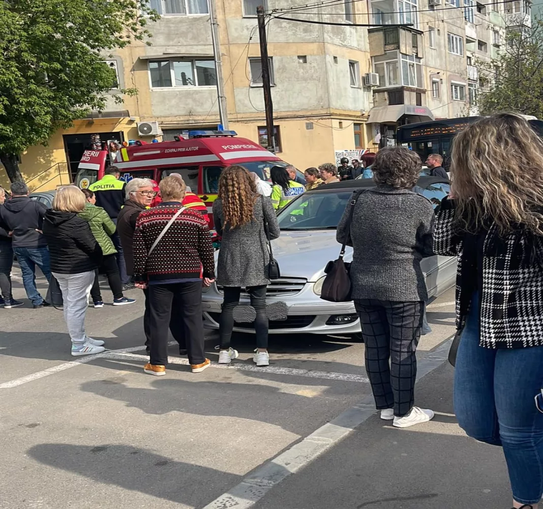 Un pieton a fost acroșat de o mașină pe strada Petre Ispirescu (Foto: Infotrafic Craiova)