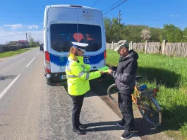 Polițiștii gorjeni le-au oferit bicicliștilor veste reflectorizante