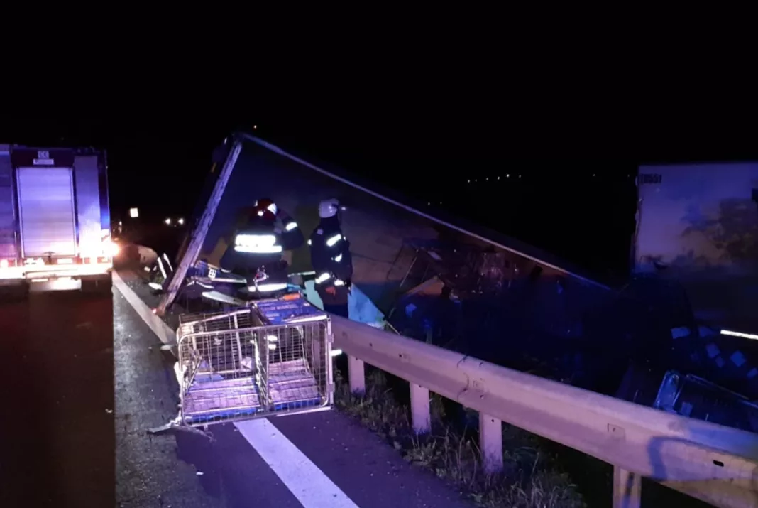 Vâlcea: Coliziune între o autoutilitară și un autotren