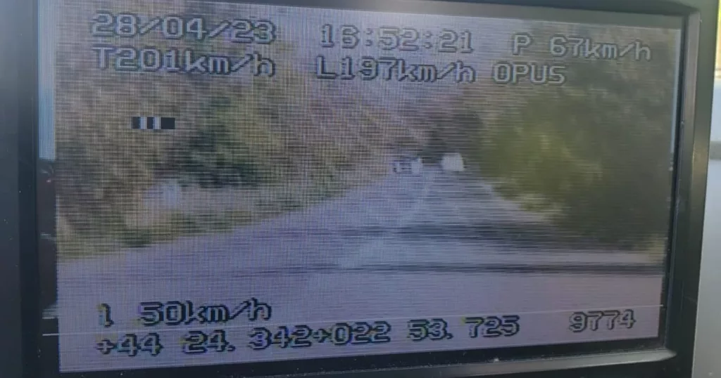 A „zburat” cu 200 km/h și a fost prins de poliție