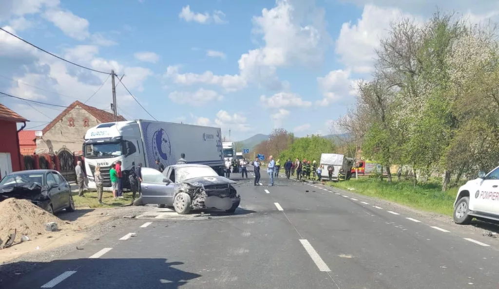 Un mort și patru răniți într-un accident cu cinci mașini