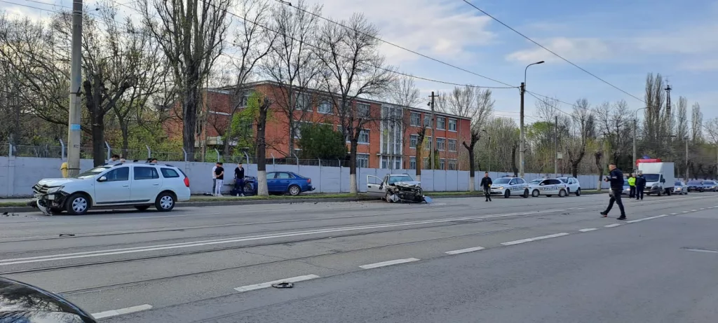 Un șofer care nu a acordat prioritate a lovit o mașină, proiectând-o în alt autoturism