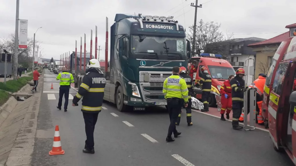 Doi minori și tatăl lor, loviți de un autotren pe o trecere de pietoni. Unul dintre copii a murit
