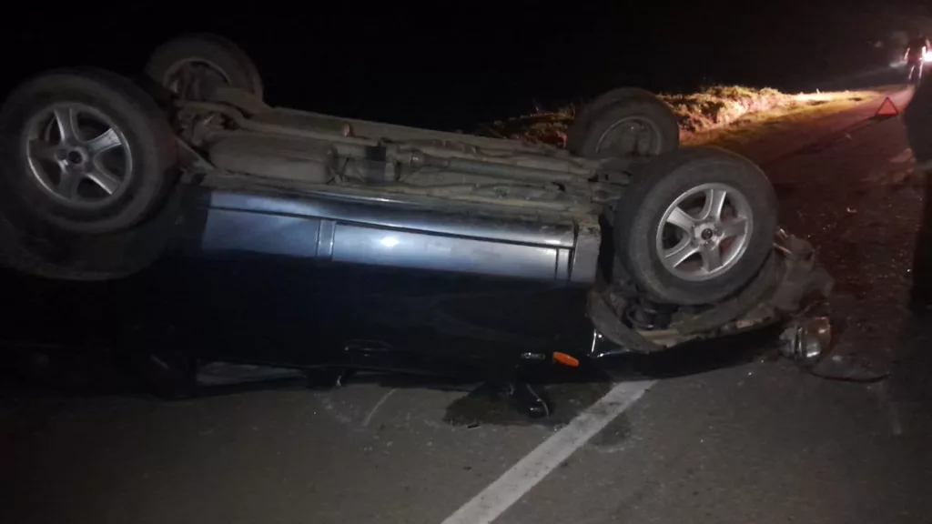 S-a urcat la volan băut și fără permis și s-a răsturnat