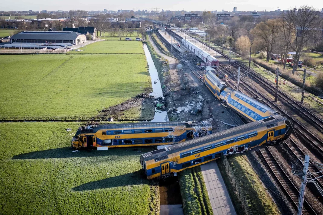 Un mort şi 30 de răniţi în urma deraierii unui tren în Olanda