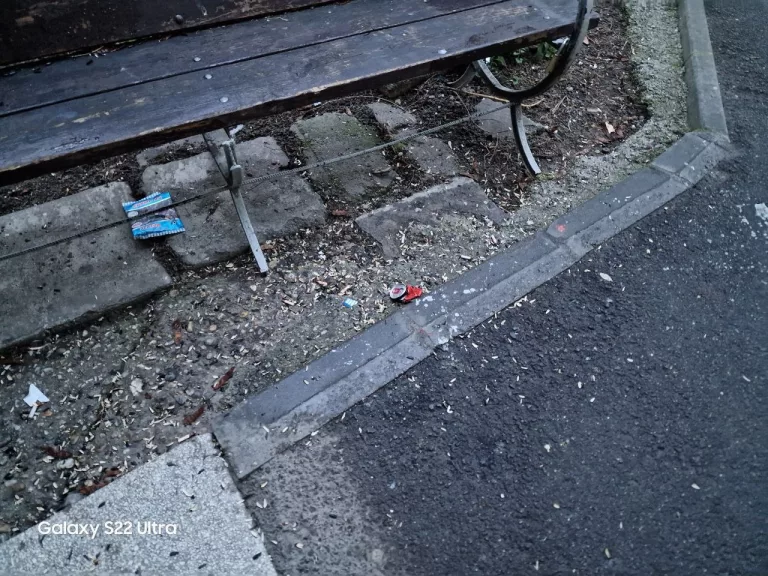 Gâlceavă pentru băncuţele din faţa blocului
