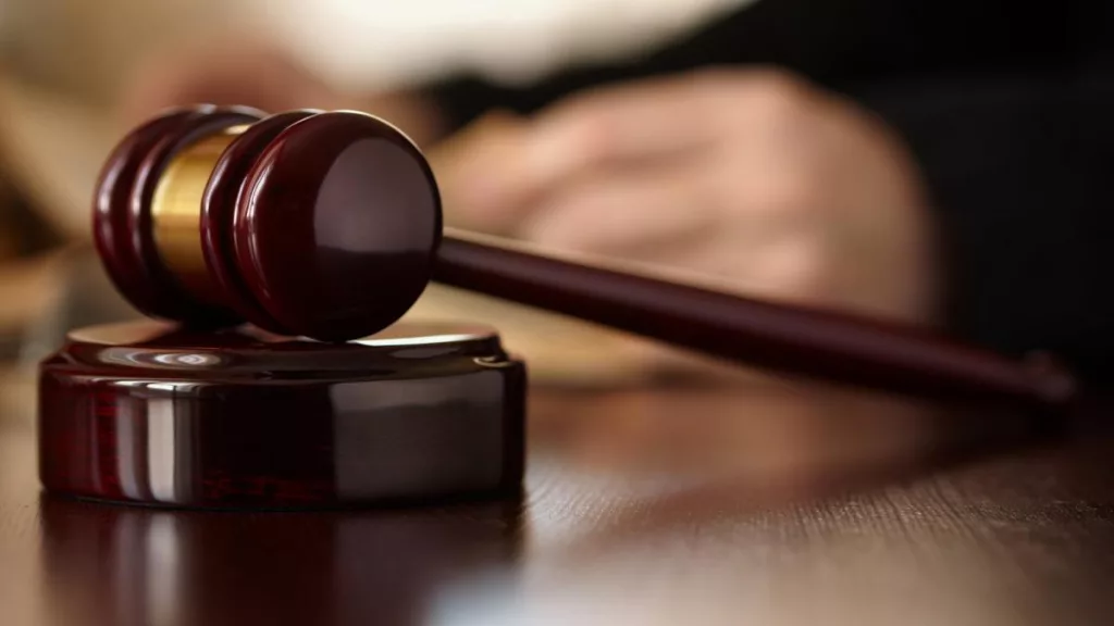 Un auditor al Curții de Conturi Constanța, trimis în judecată pentru șantaj
