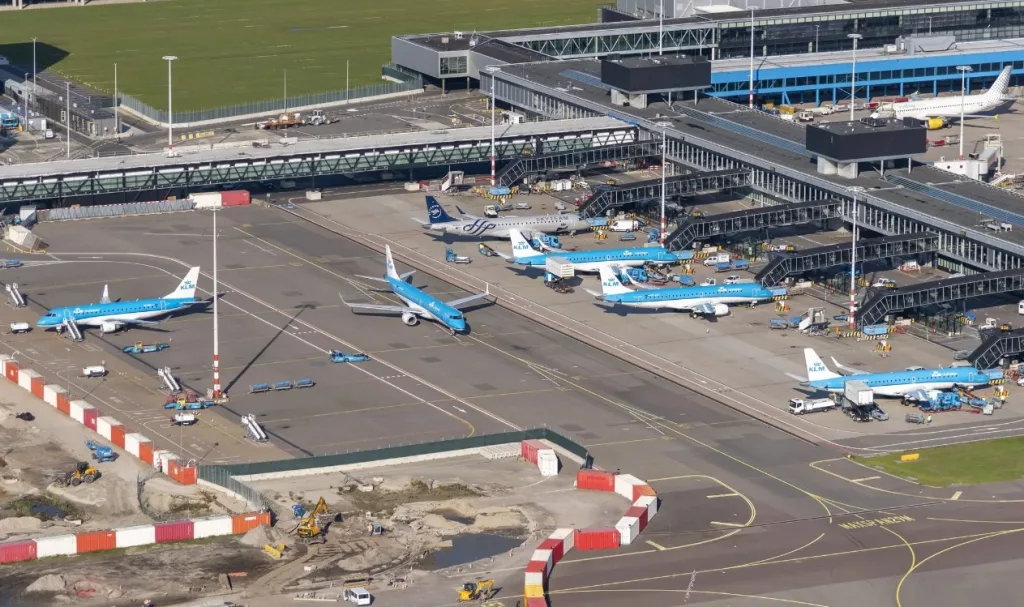 Pasager clandestin, găsit mort în trenul de aterizare al unui avion KLM