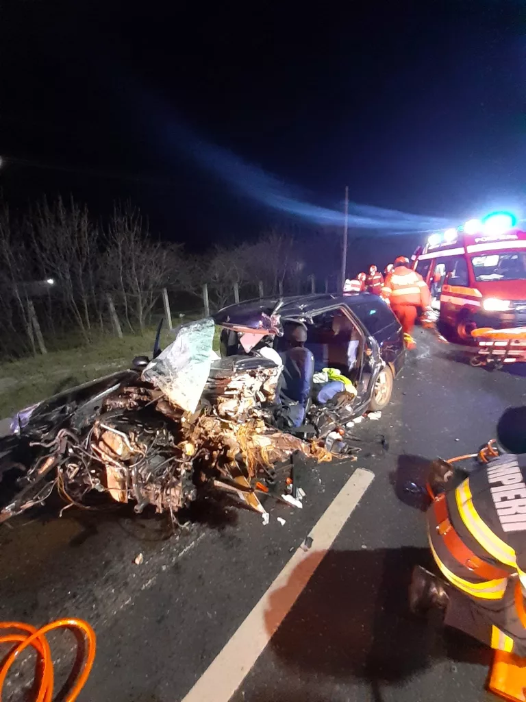 (VIDEO) Cluj: Două mașini, o autoutilitară și un autobuz, implicate într-un accident mortal