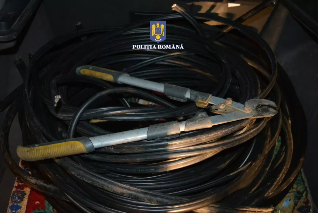 Doi bărbaţi şi un minor, acuzaţi că au furat sute de metri de cablu telefonic